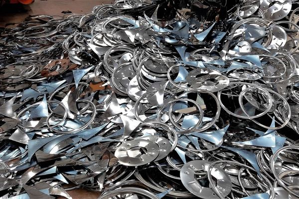 Thu mua phế liệu inox từ thiết bị gia dụng và máy móc công nghiệp