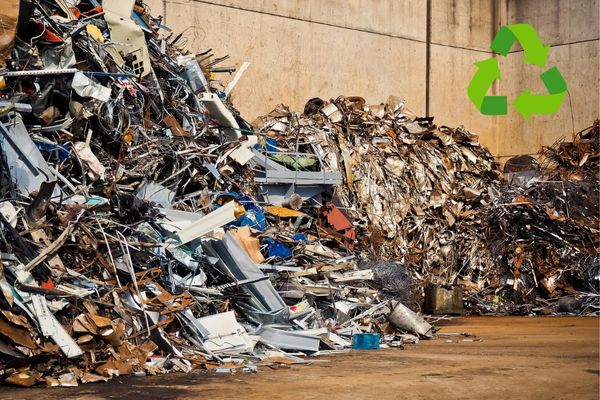 Tái chế phế liệu là quá trình thu gom, phân loại và xử lý các vật liệu đã qua sử dụng