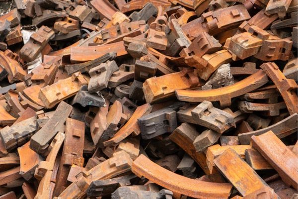Đường ray sắt phế liệu phát sinh từ quá trình cải tạo và tháo dỡ hệ thống đường sắt