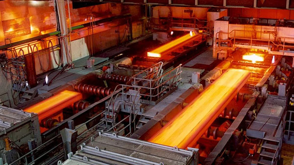 Quy trình tinh luyện thép tái chế từ đường ray phế liệu giúp loại bỏ tạp chất
