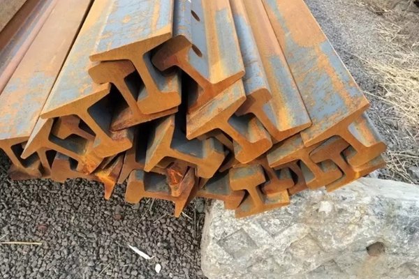 Tái chế đường ray sắt phế liệu mang lại giá trị kinh tế và môi trường