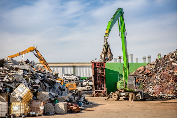 Quận 7 TPHCM với các nhà máy nhà xưởng hiện đại, có nhu cầu thu mua phế liệu giá cao