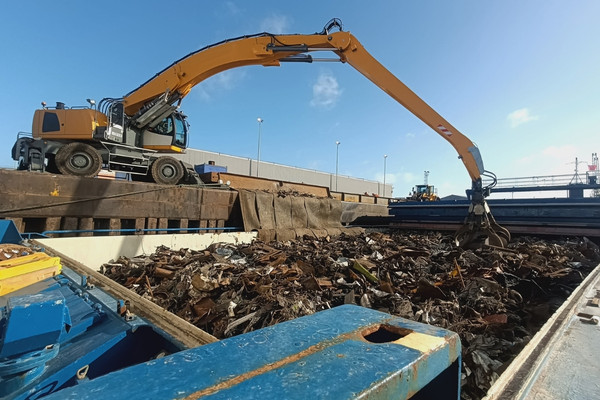 Quy trình thu mua phế liệu tính minh bạch, khách hàng có thể giám sát trực tiếp việc cân đo